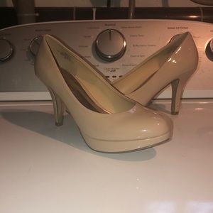 nude pumps